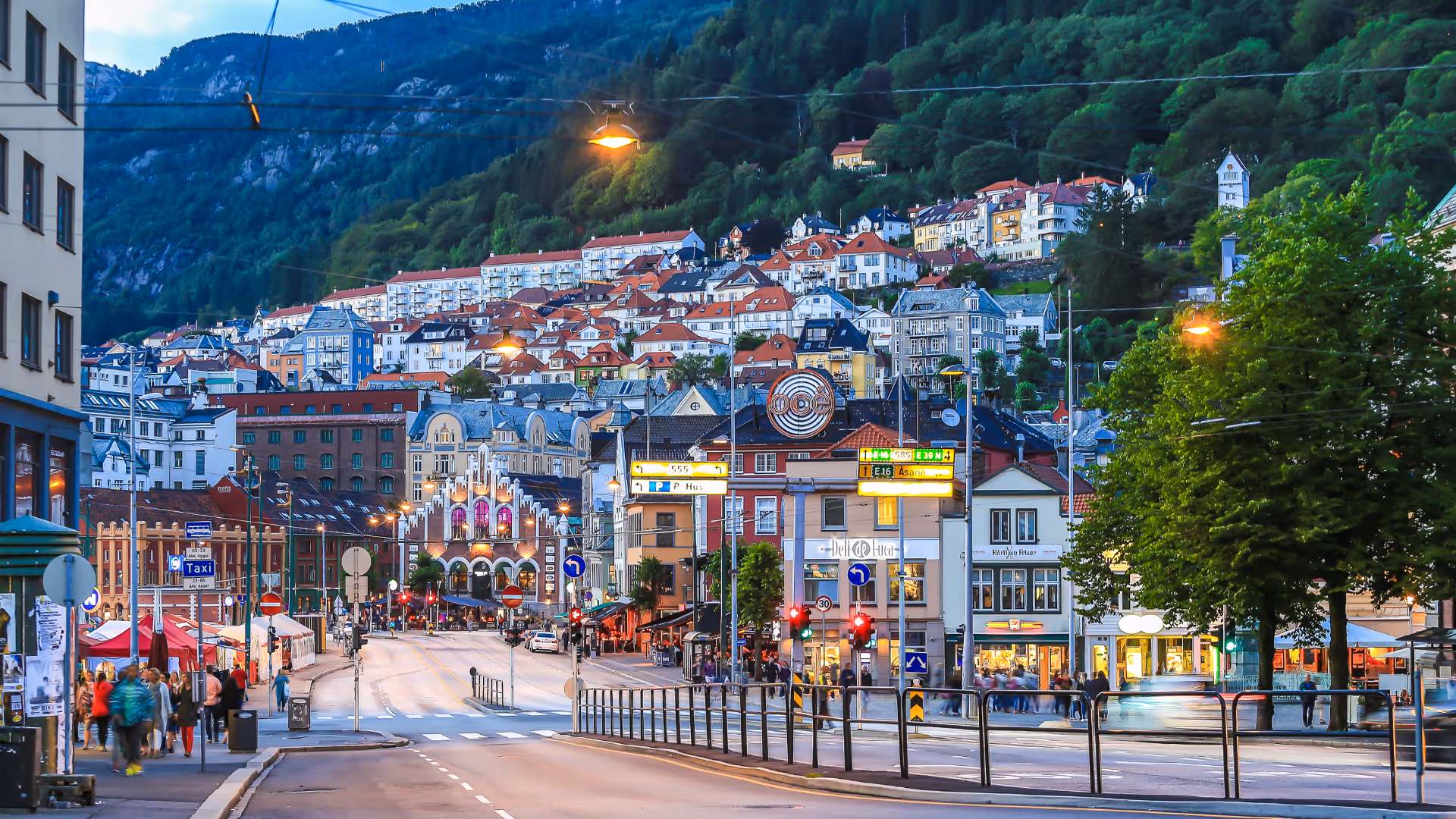 Bildet viser Bergen sentrum i kveldslys
