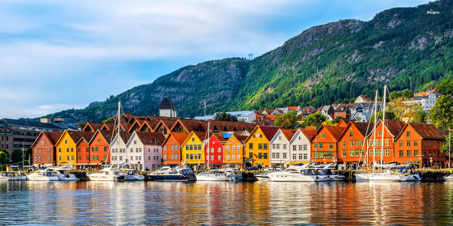 Bildet viser fasaden til flere av byggene langs bryggen i Bergen sentrum