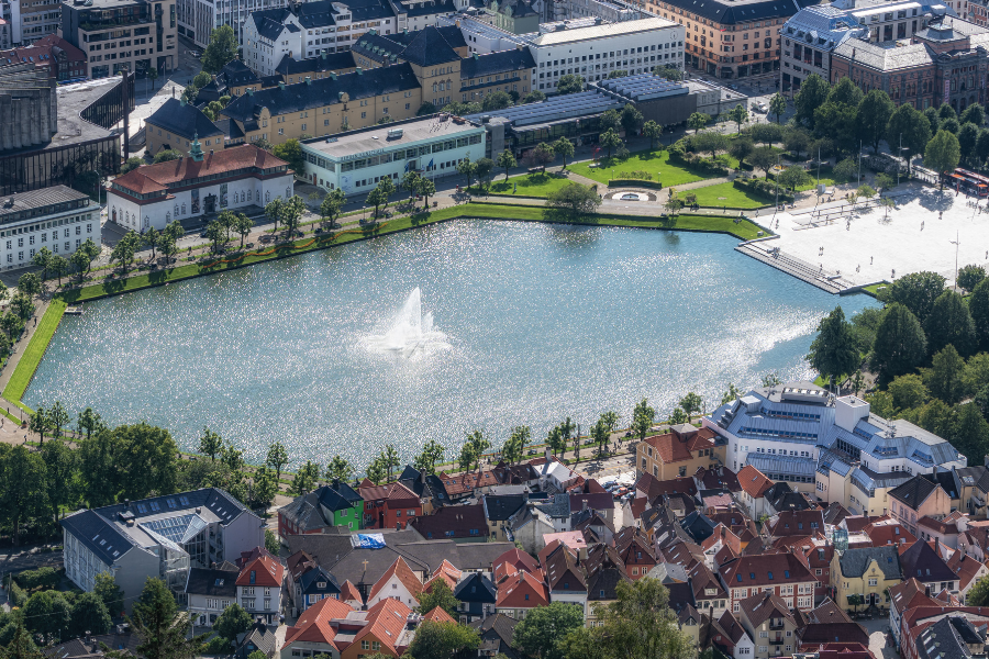 Bildet viser Bergen sentrum fotografert fra luften