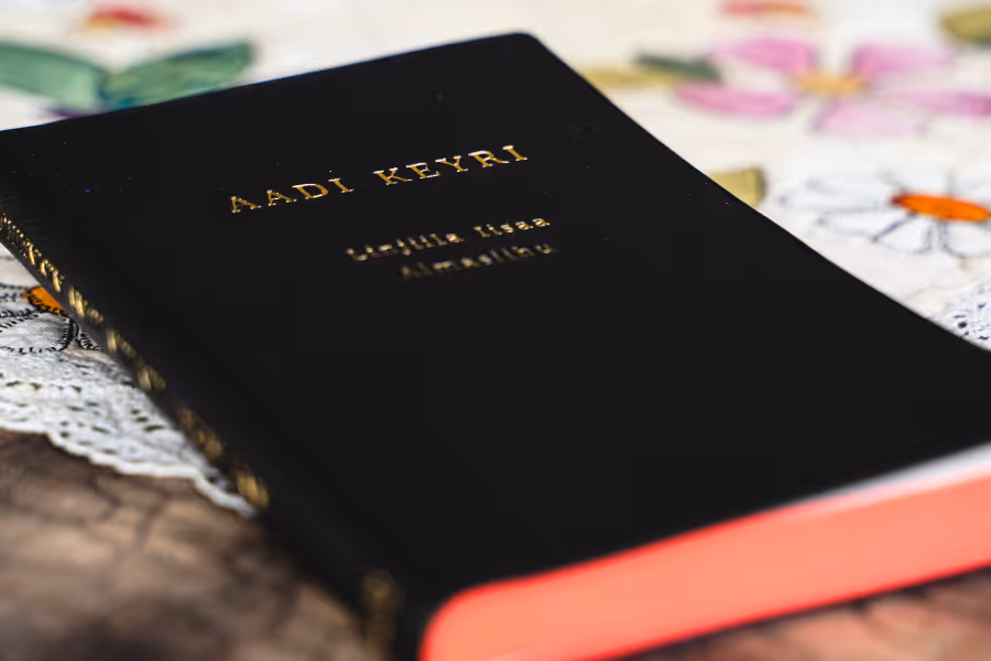 Bildet viser omslaget til en bibel med påskriften «Aadi Keyri»