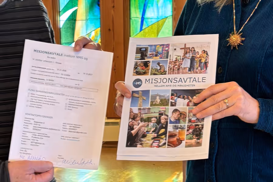 Bildet viser omslaget til en misjonsavtale som holdes fram