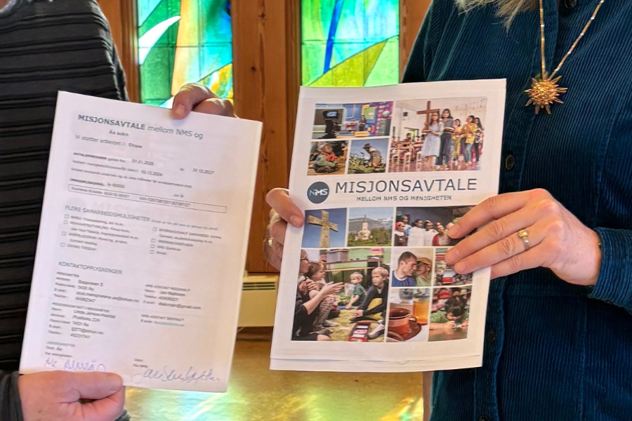 Bildet viser omslaget til en misjonsavtale som holdes fram