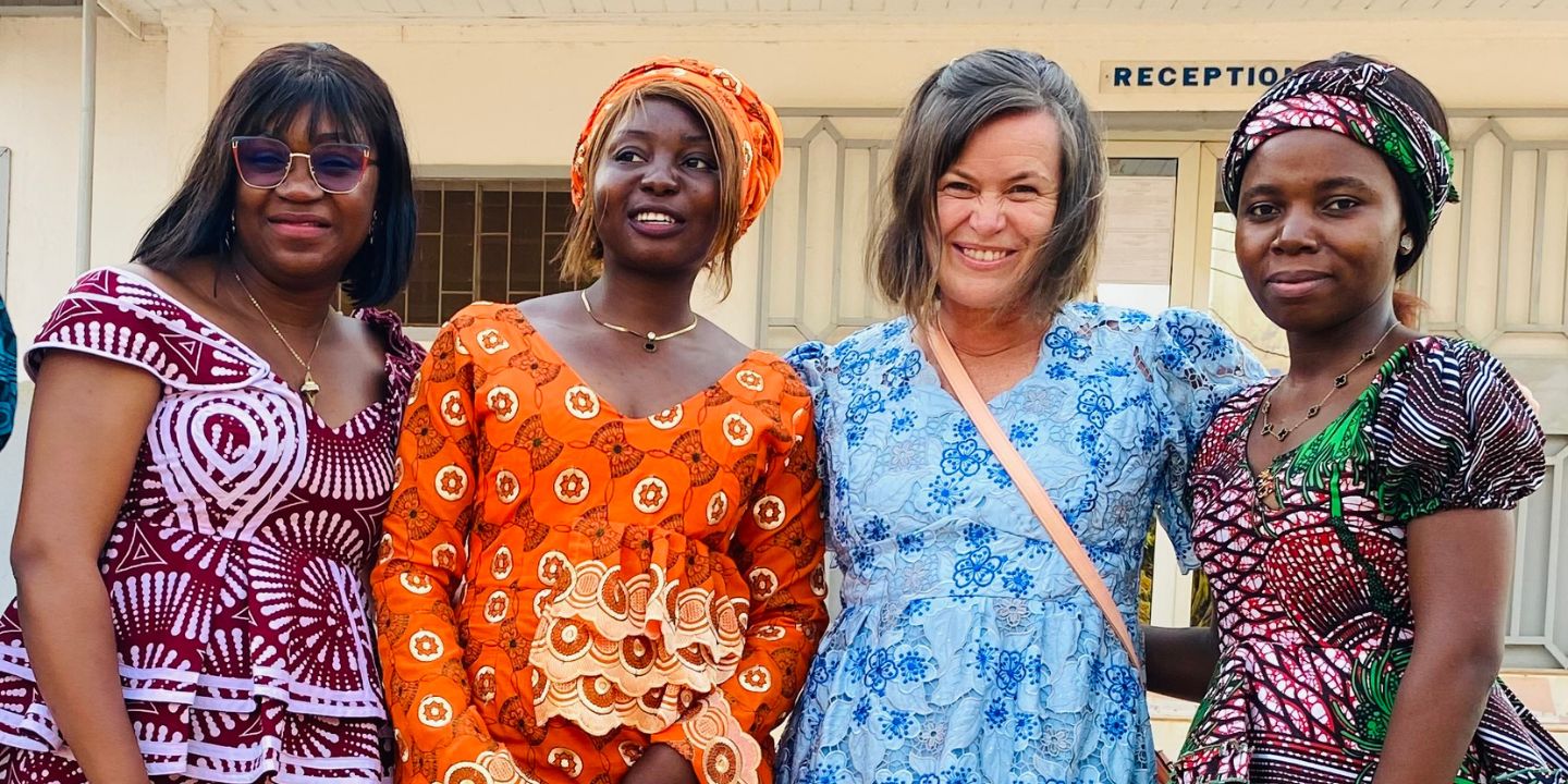 Bildet viser fire kvinner i typiske kamerunske klær