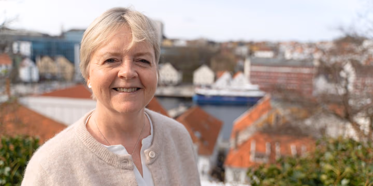 Bildet viser et portrettfoto av Solveig Ege Tengesdal med Stavanger sentrum i bakgrunnen