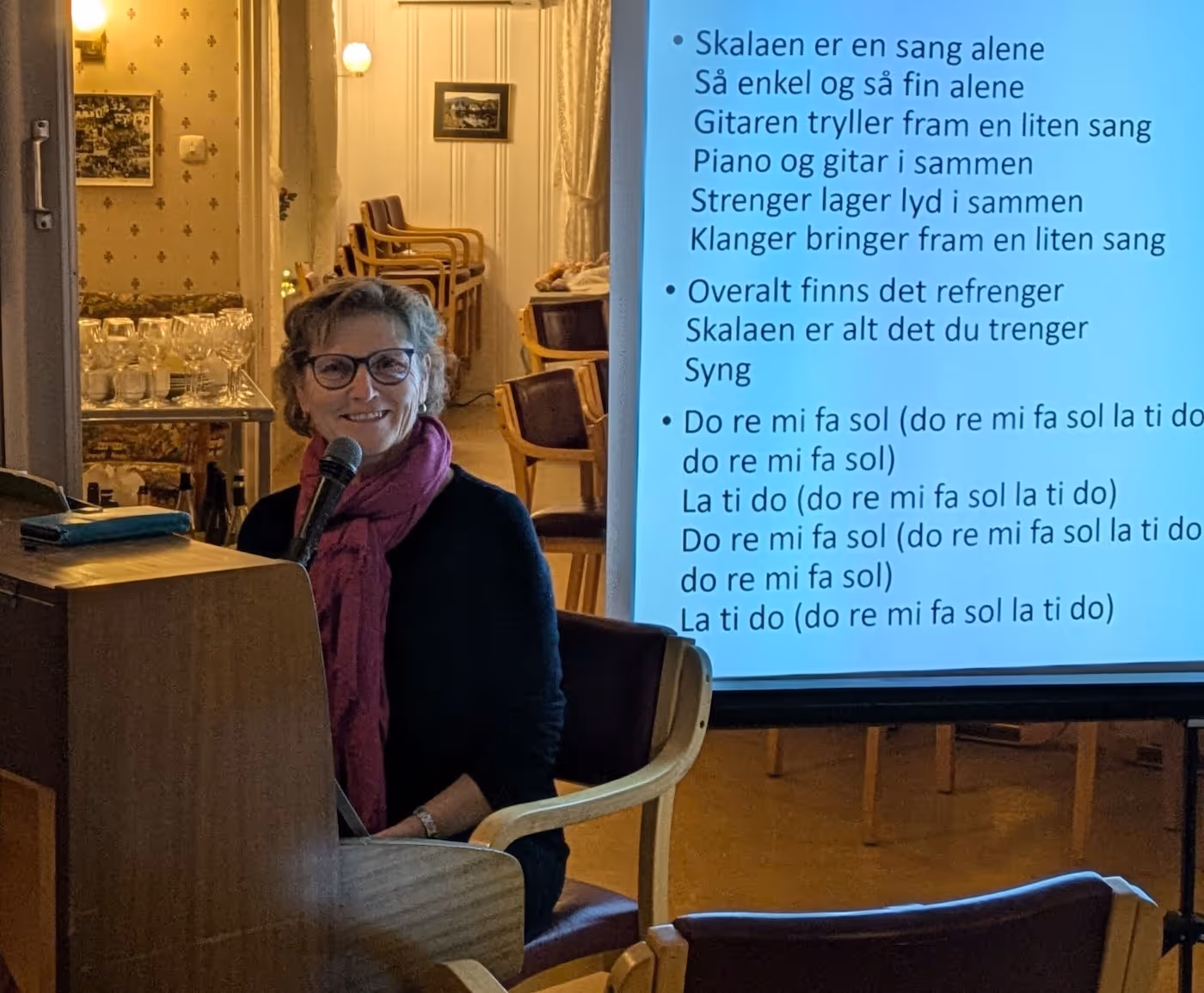 Bildet viser ei dame som spiller på piano