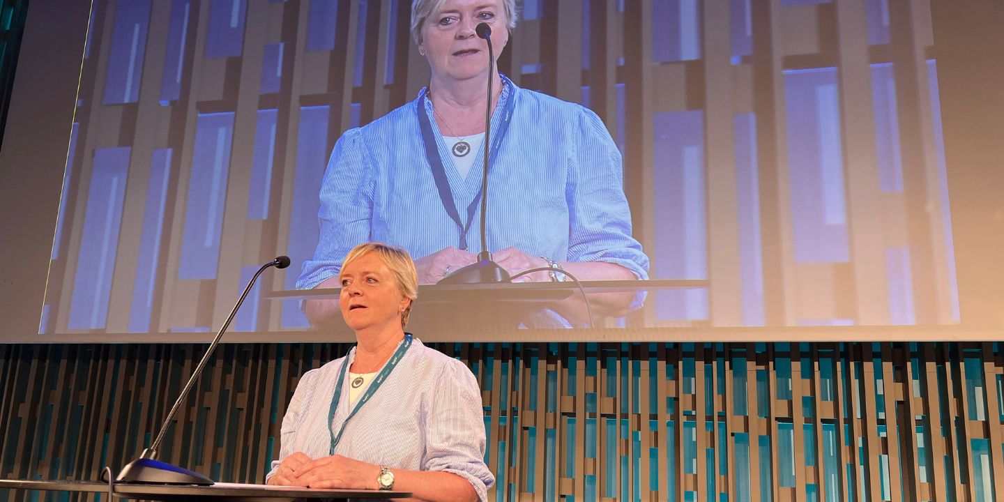 Bildet viser Solveig Ege Tengesdal på talerstolen under NMS sin generalforsamling