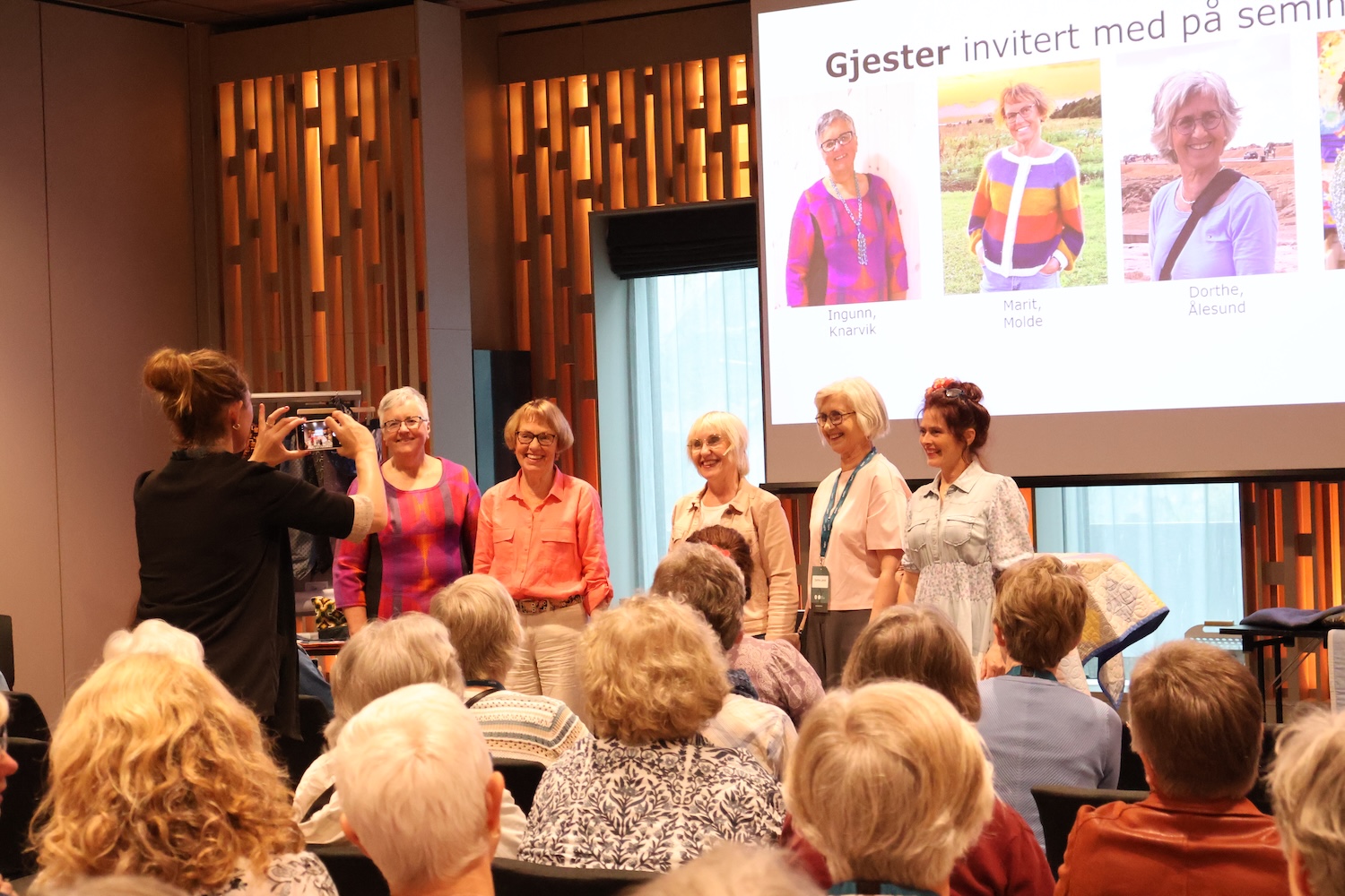Bildet viser deltakere som fotograferes under seminaret om gjenbruk og redesign