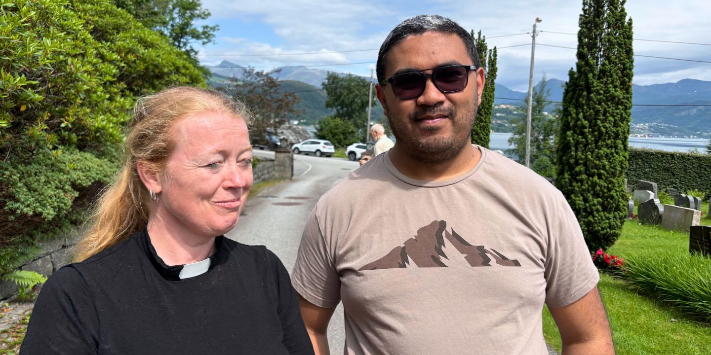 Bildet viser to personer ved siden av hverandre, utendørs