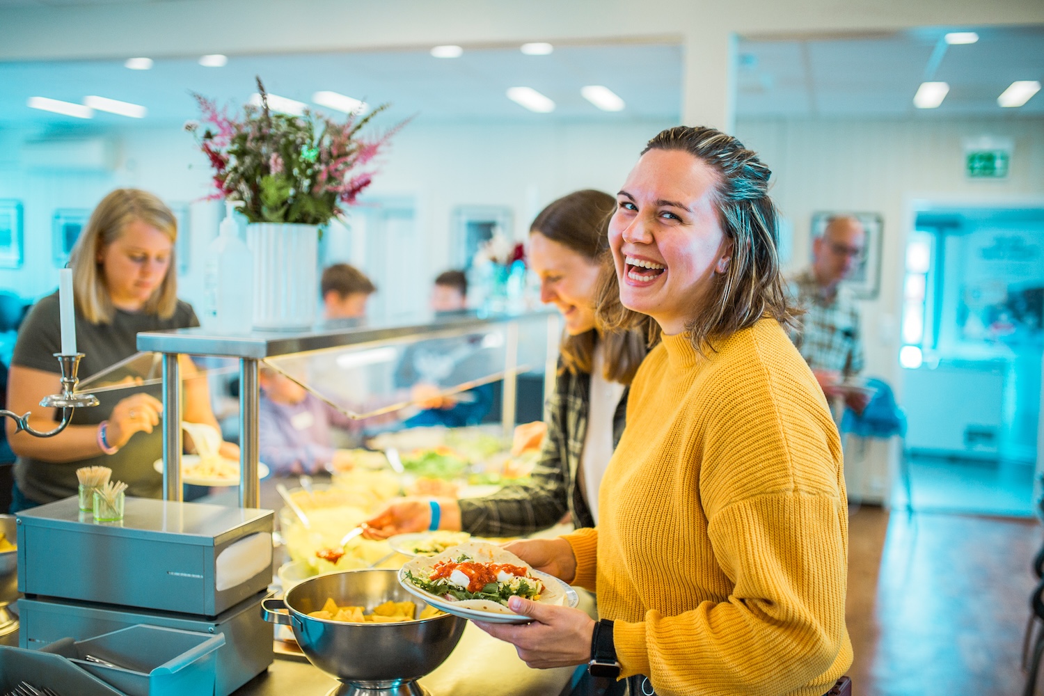 Bildet viser ei smilende dame i matkø på Furutangen