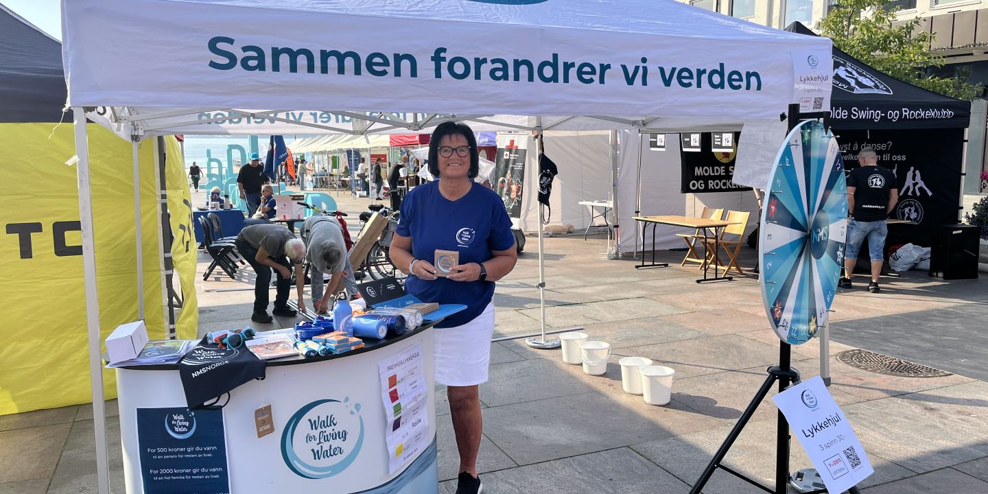 May Lisbeth på stand for Walk for Living Water i Ålesund under matfestivalen