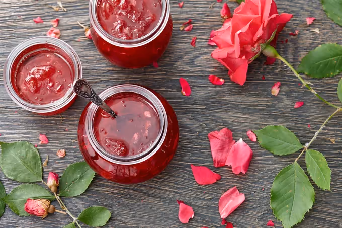 Eetbare rozenblaadjes zitten vol vitamines en antioxidanten