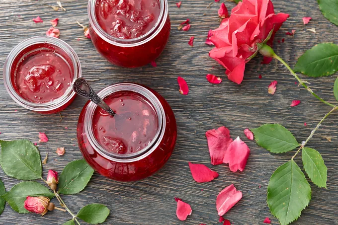 Eetbare rozenblaadjes zitten vol vitamines en antioxidanten
