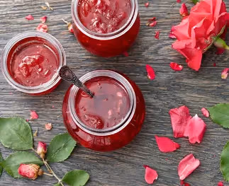 Eetbare rozenblaadjes zitten vol vitamines en antioxidanten