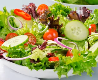 Waar kan ik verschillende soorten salades kopen?
