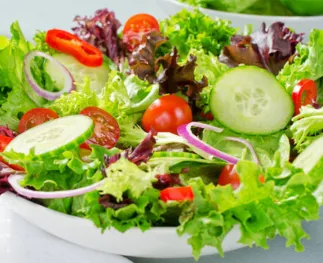 Waar kan ik verschillende soorten salades kopen?