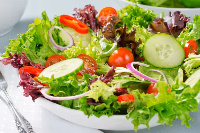 Waar kan ik verschillende soorten salades kopen?