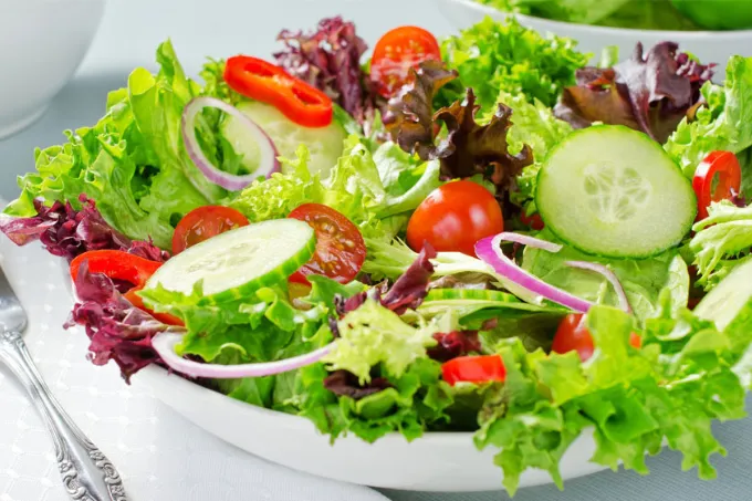 Waar kan ik verschillende soorten salades kopen?