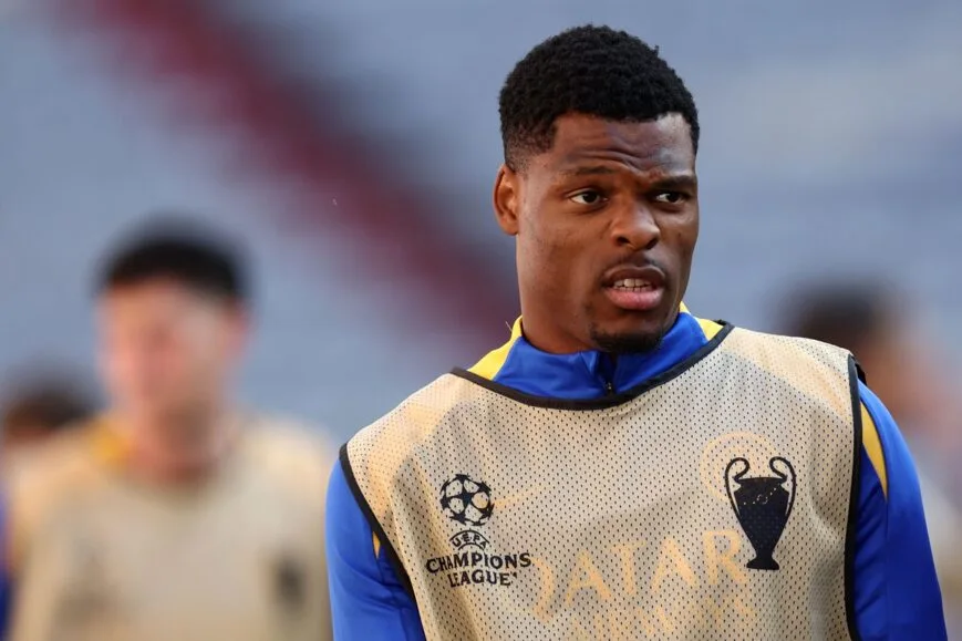 Denzel Dumfries in action during Champions League match against Barcelona