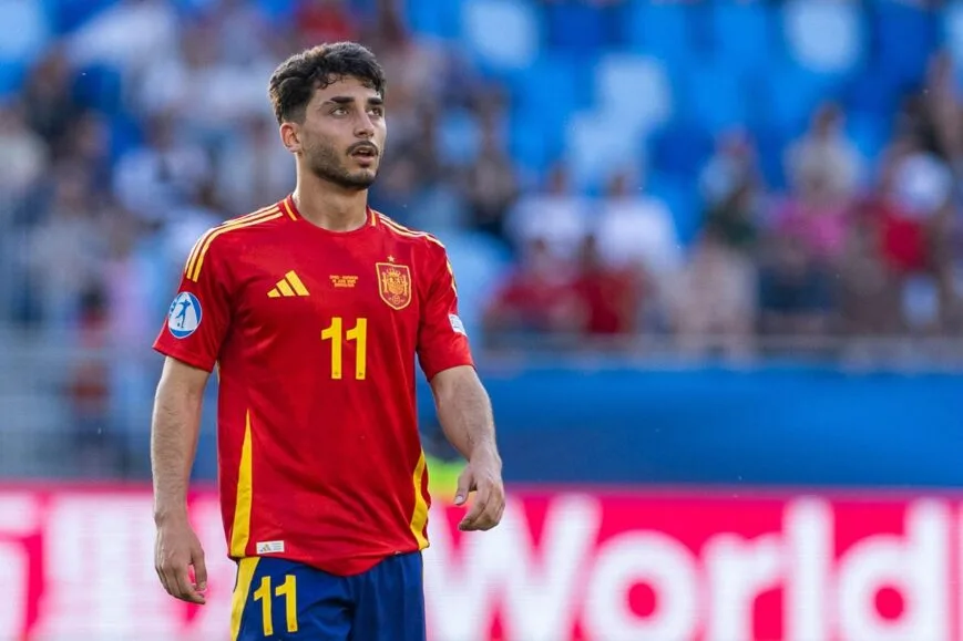 Young Spanish footballer Raúl Moro in action during a match