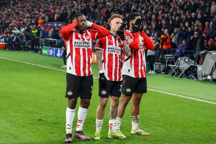 Johan Bakayoko in PSV jersey dribbling with ball during match