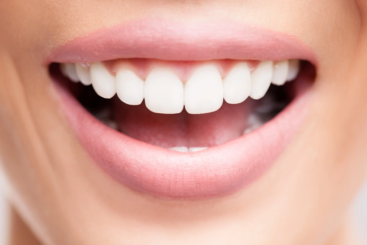 Natural teeth whitening ingredients including ginger and baking soda