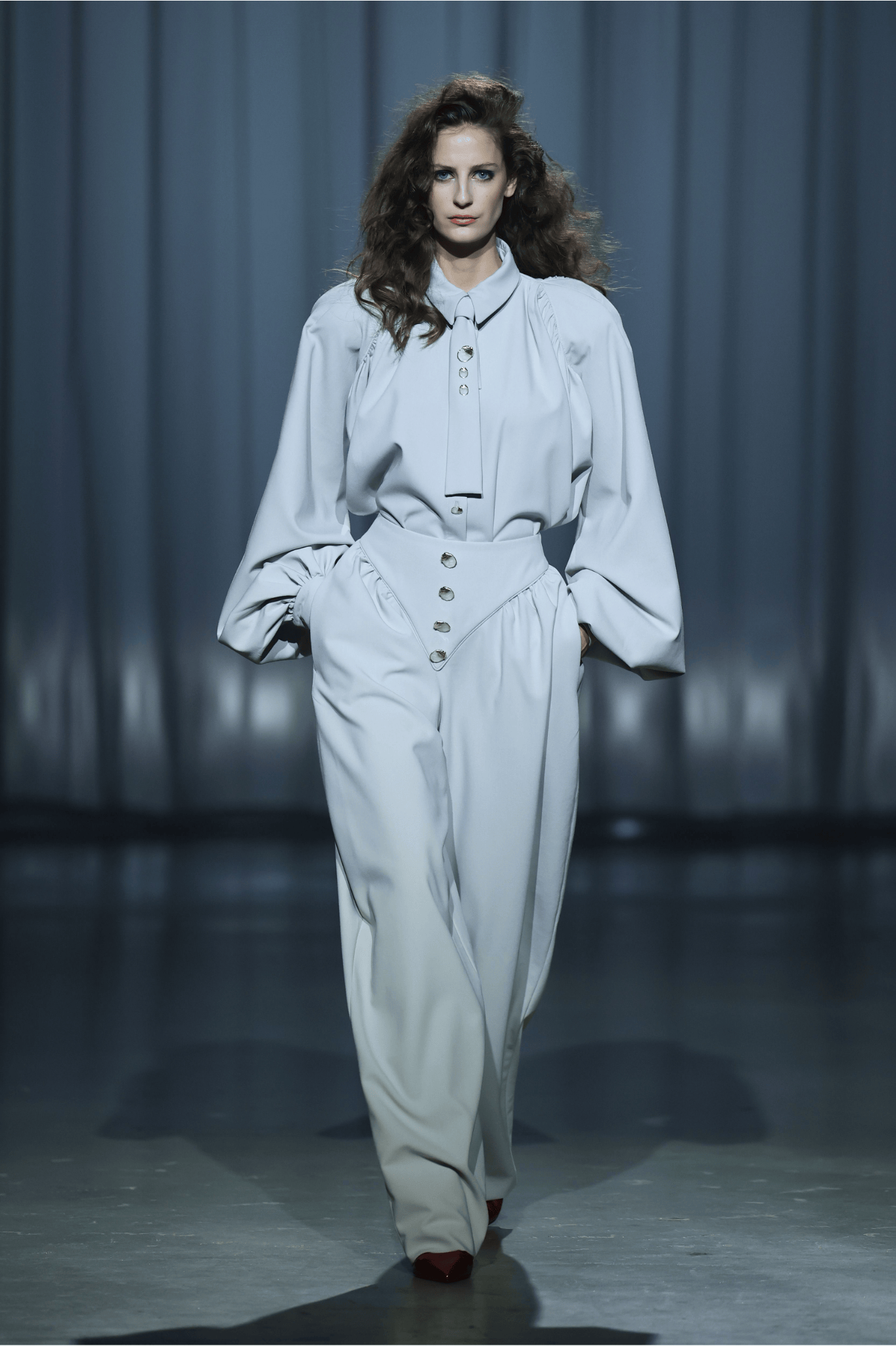 Model walks the runway in a high-waisted white ensemble with voluminous sleeves by Kilian Kerner at Berlin Fashion Week Spring/Summer 2026.