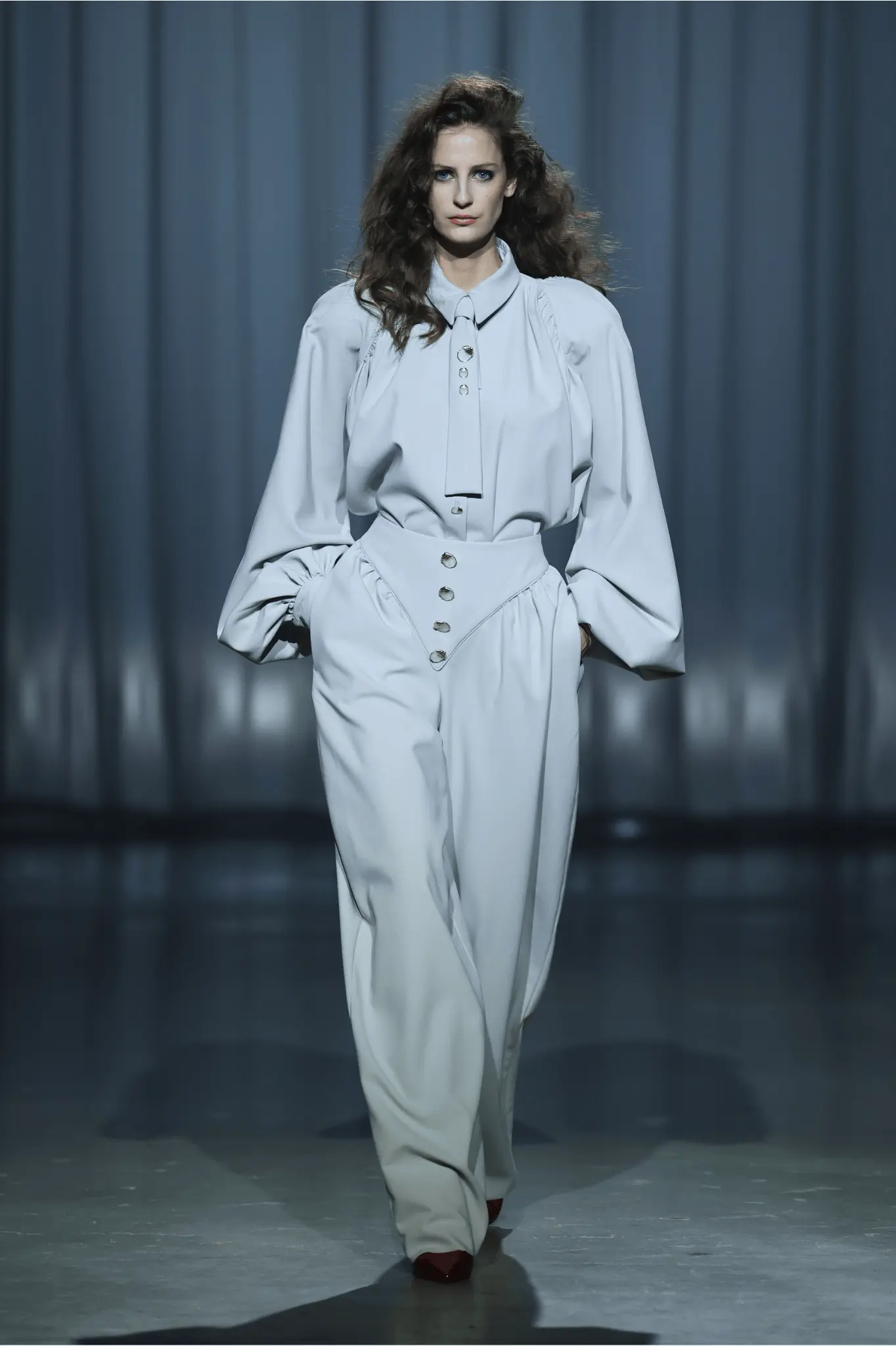 Model walks the runway in a high-waisted white ensemble with voluminous sleeves by Kilian Kerner at Berlin Fashion Week Spring/Summer 2026.