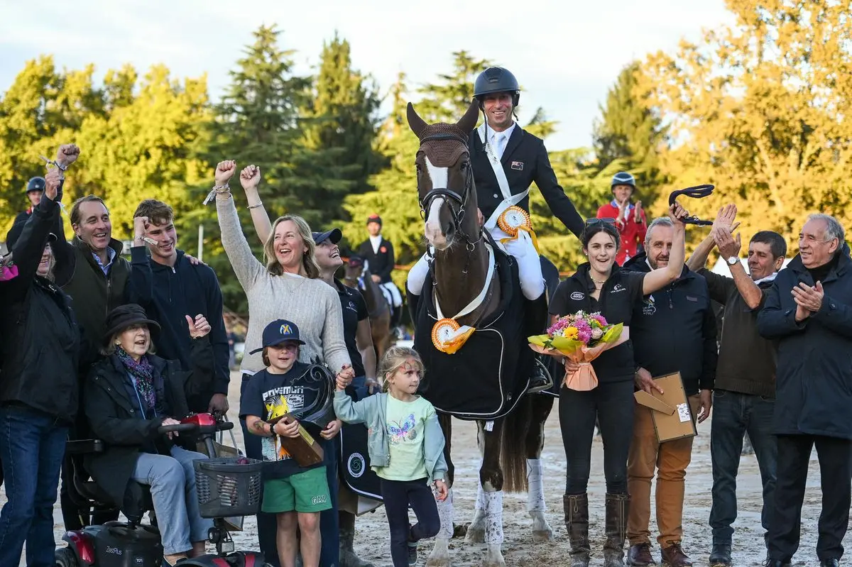New Zealand rider Tim Price celebrates his win at Les 5 Étoiles de Pau 2025, surrounded by family, supporters, and his horse Jarillo after an outstanding performance at France’s premier CCI5*-L equestrian event.