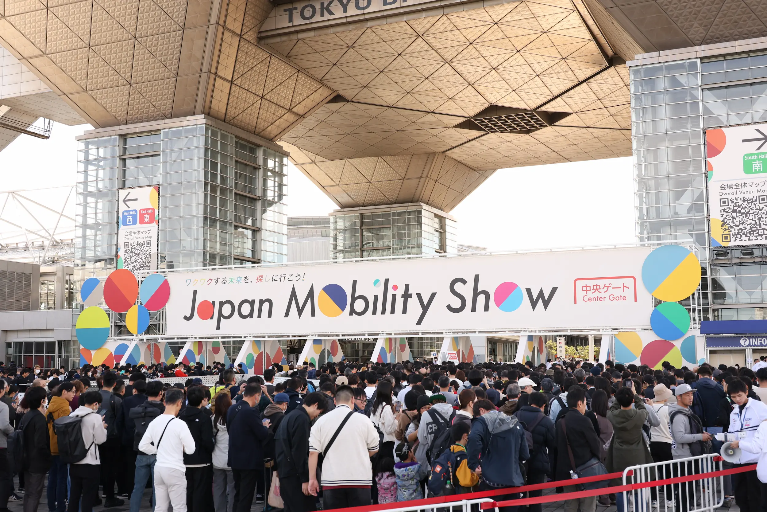 Visitors gather at the main entrance of Tokyo Big Sight for the Japan Mobility Show 2025, Japan’s leading exhibition for future mobility and automotive innovation.