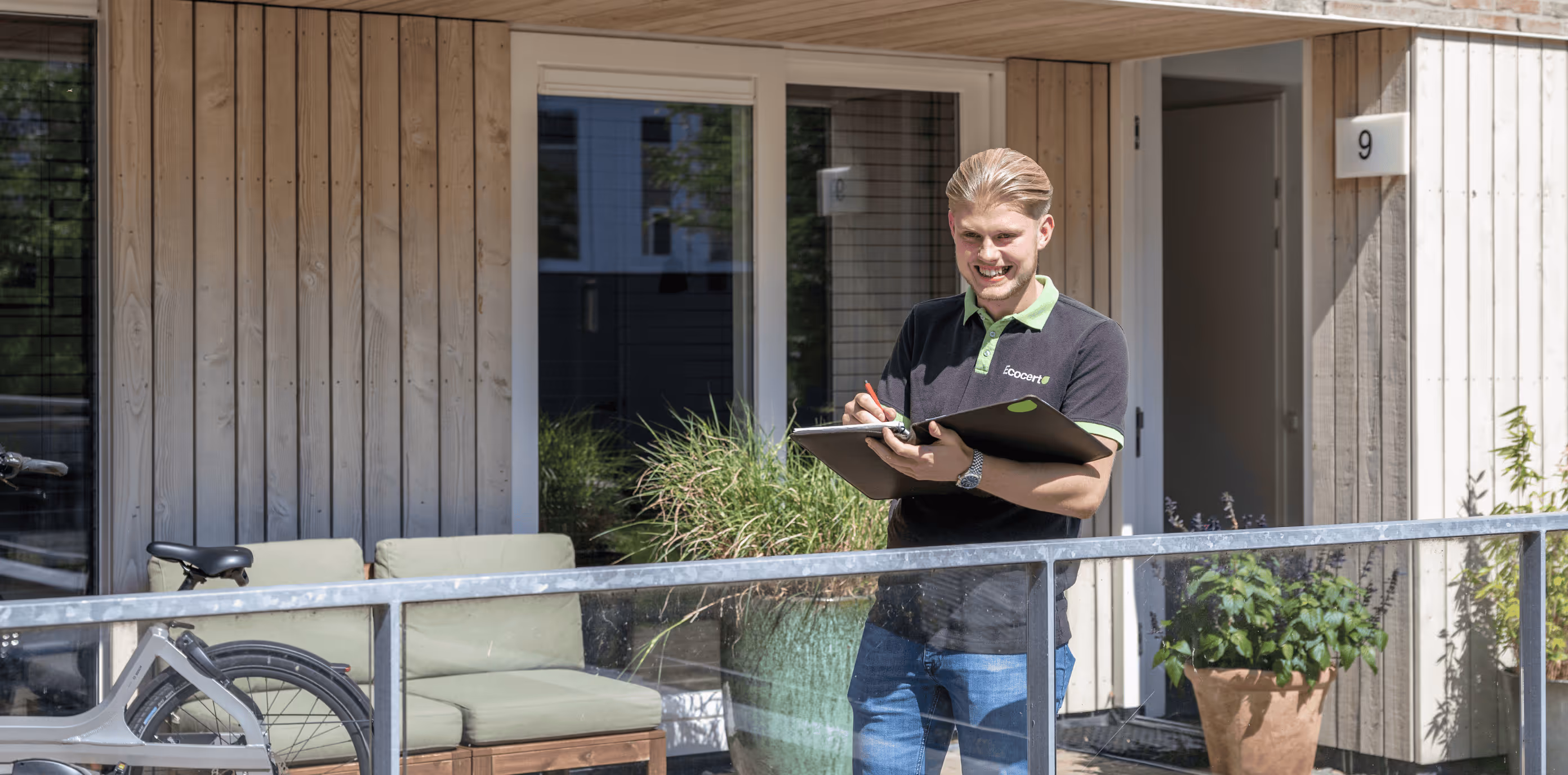 Medewerker van Ecocert noteert opname resultaten woningbouw