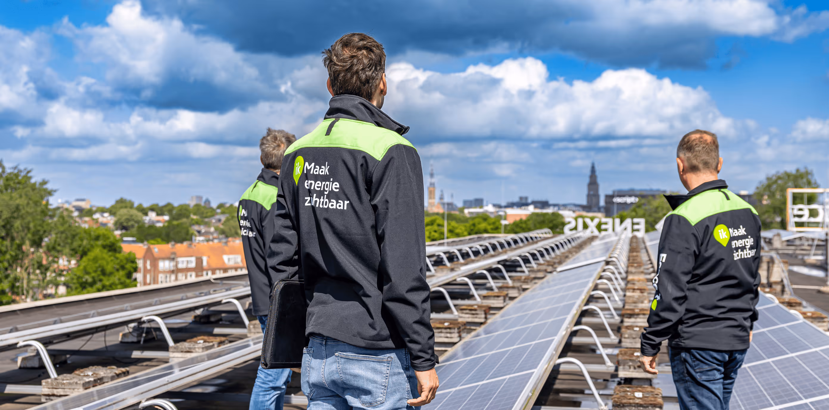 Medewerkers van Ecocert controleren zonnepanelen dak utiliteit gebouw