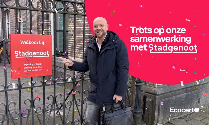 Maarten den Ouden staat voor het bord van Stadgenoot Amsterdam