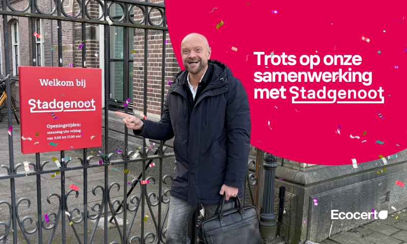 Maarten den Ouden staat voor het bord van Stadgenoot Amsterdam