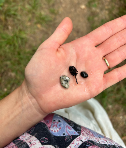 Mână cu pietre și conectarea cu natura interioară