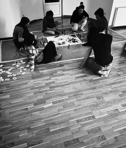 Atelier Emotions in Motion în București, explorare colectivă prin pictură senzorială și joc simbolic.