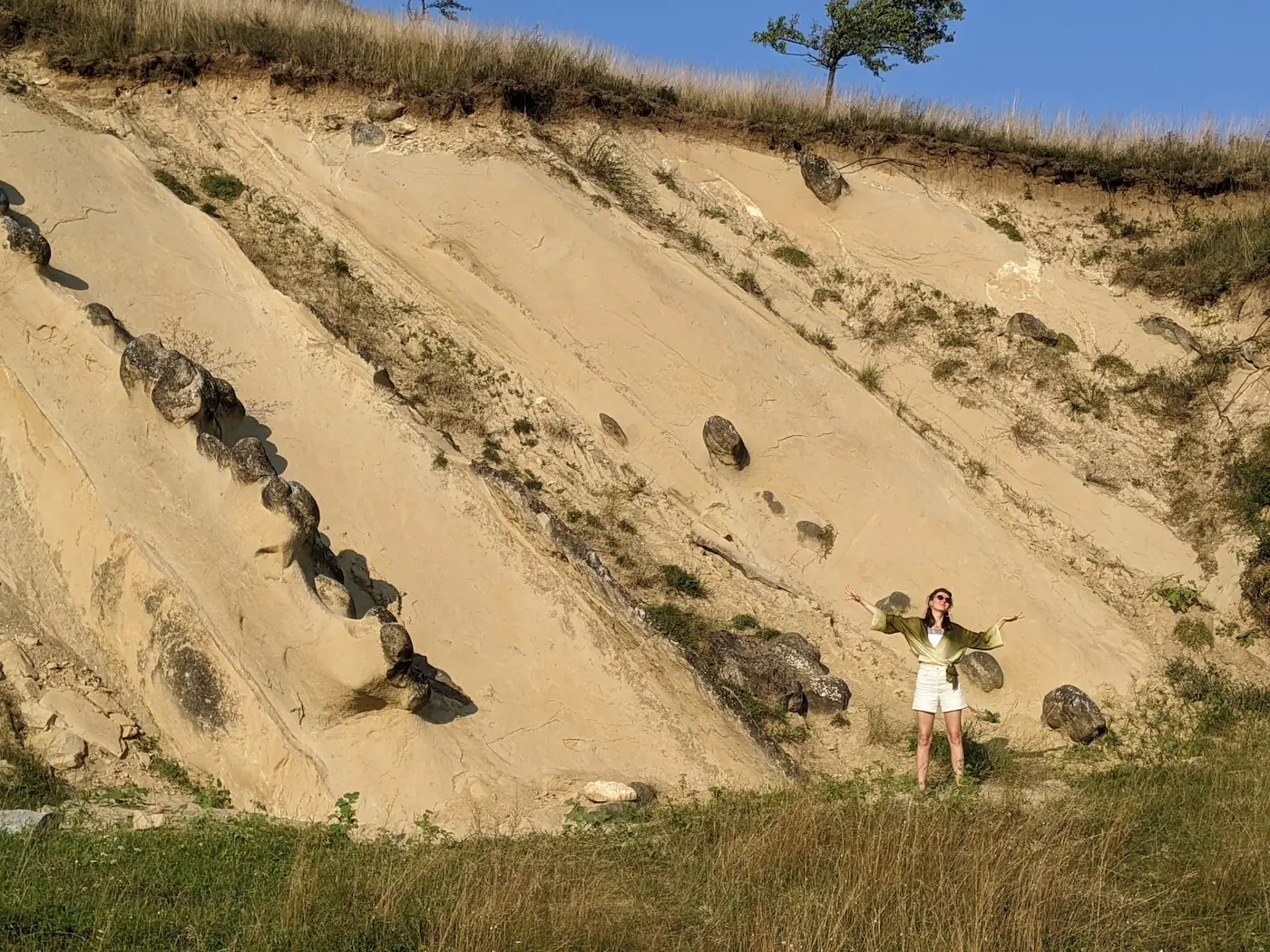 Andra la Râpa cu Păpuși, rezervație naturală din Bistrița-Năsăud – un spațiu arhetipal de reconectare cu natura, corpul și mitologia personală