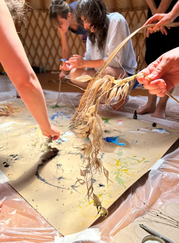 Atelier Emotions in Motion în Bistrița, spațiu de reflecție, prezență și creație.