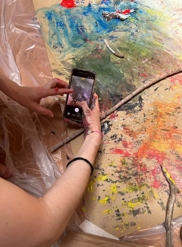 Atelier Emotions in Motion în București, explorare colectivă prin pictură senzorială și joc simbolic.