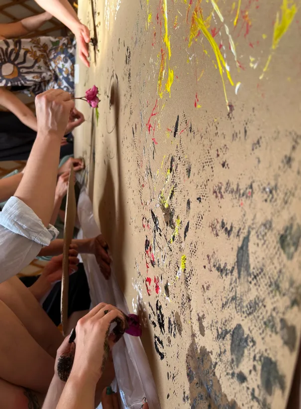 Explorare creativă cu elemente din natură în cadrul atelierului Emotions in Motion