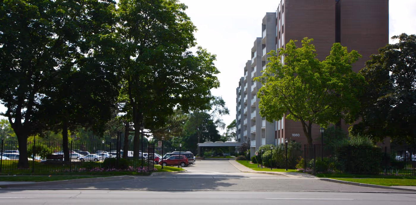 property entranceway with clear sidewalks and driveway