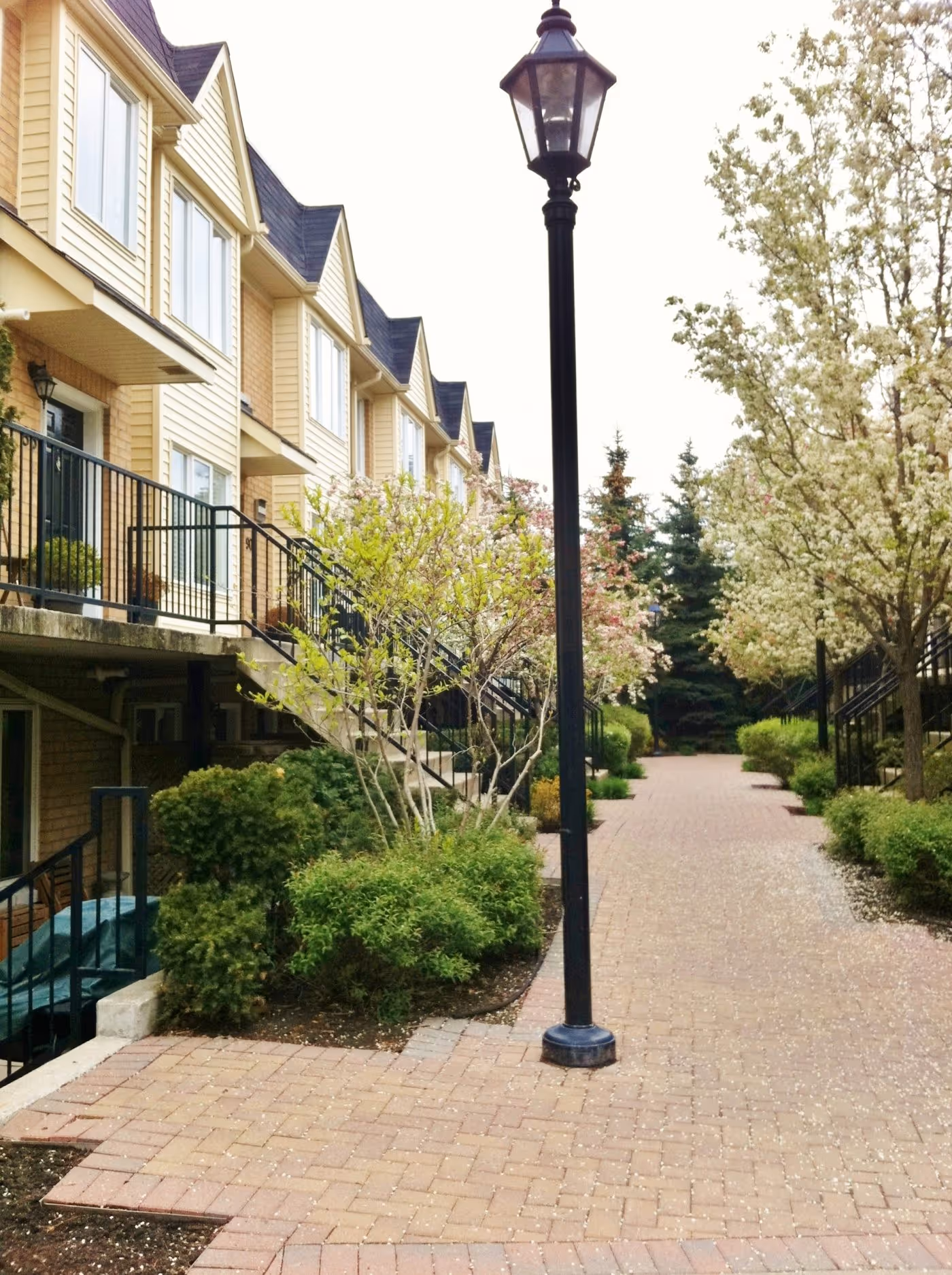 Beutiful old lamppost providing light to this well maintained commercial courtyard