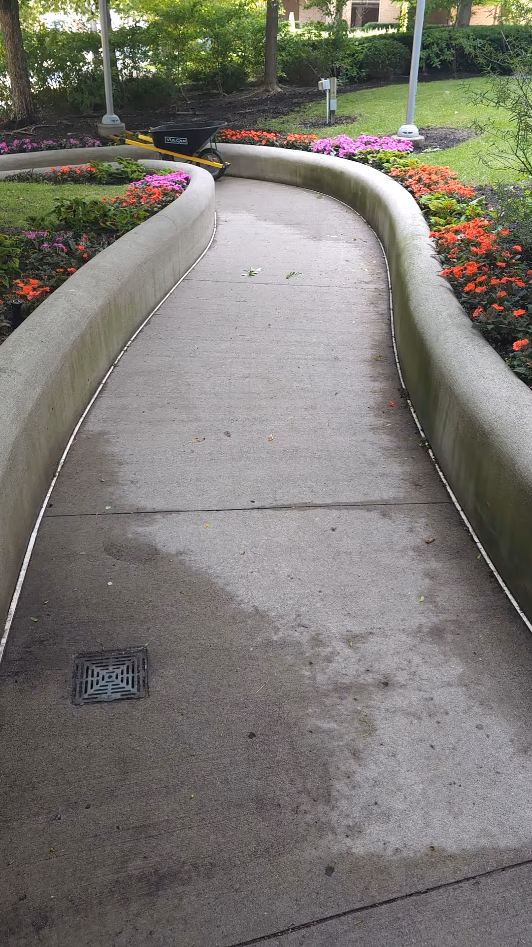 Gardens bed on the way to street entrnace