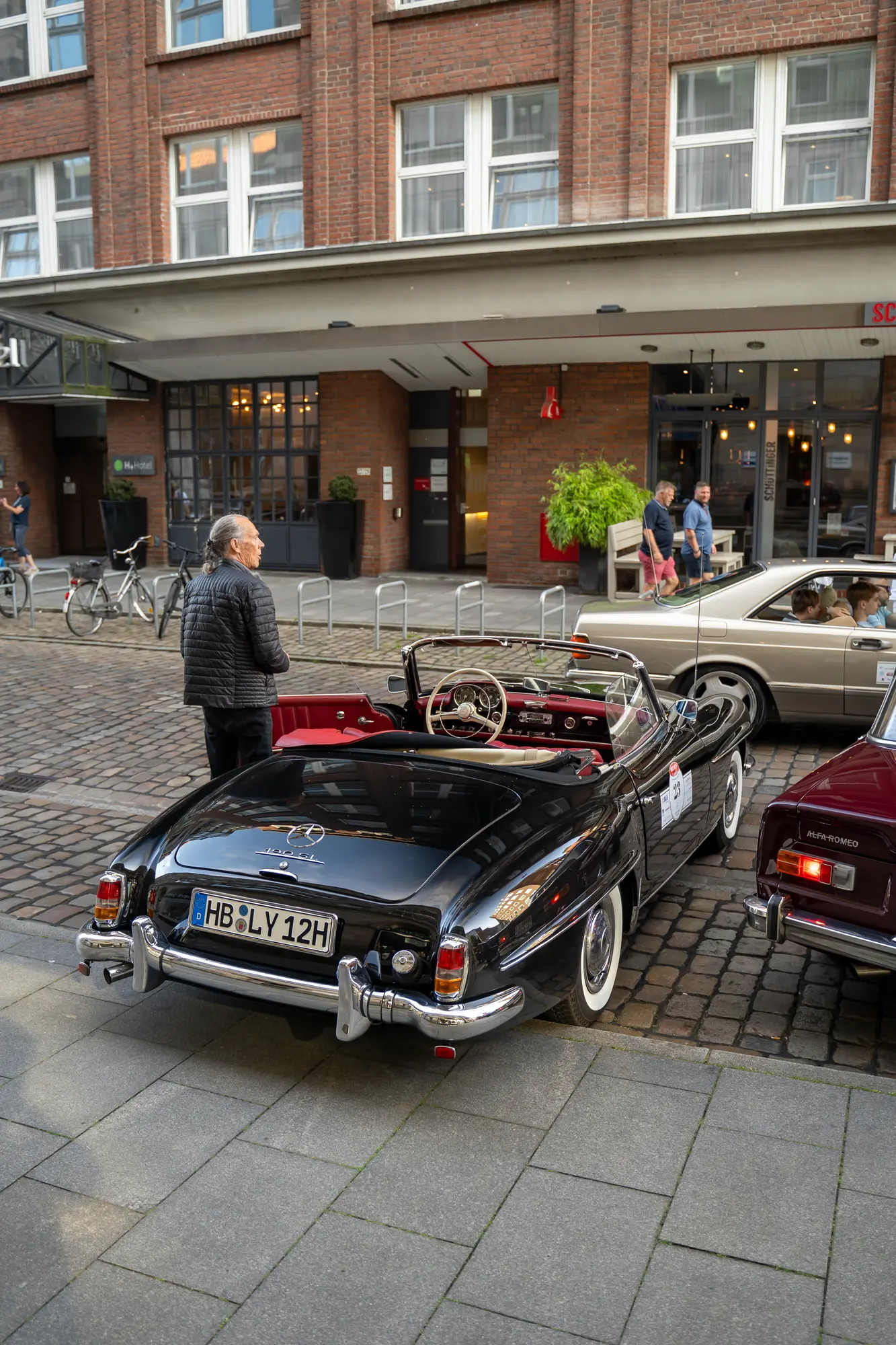 Schwarzes Mercedes-Cabrio mit rotem Innenraum in der Bremer Innenstadt bei den BOC 2025.