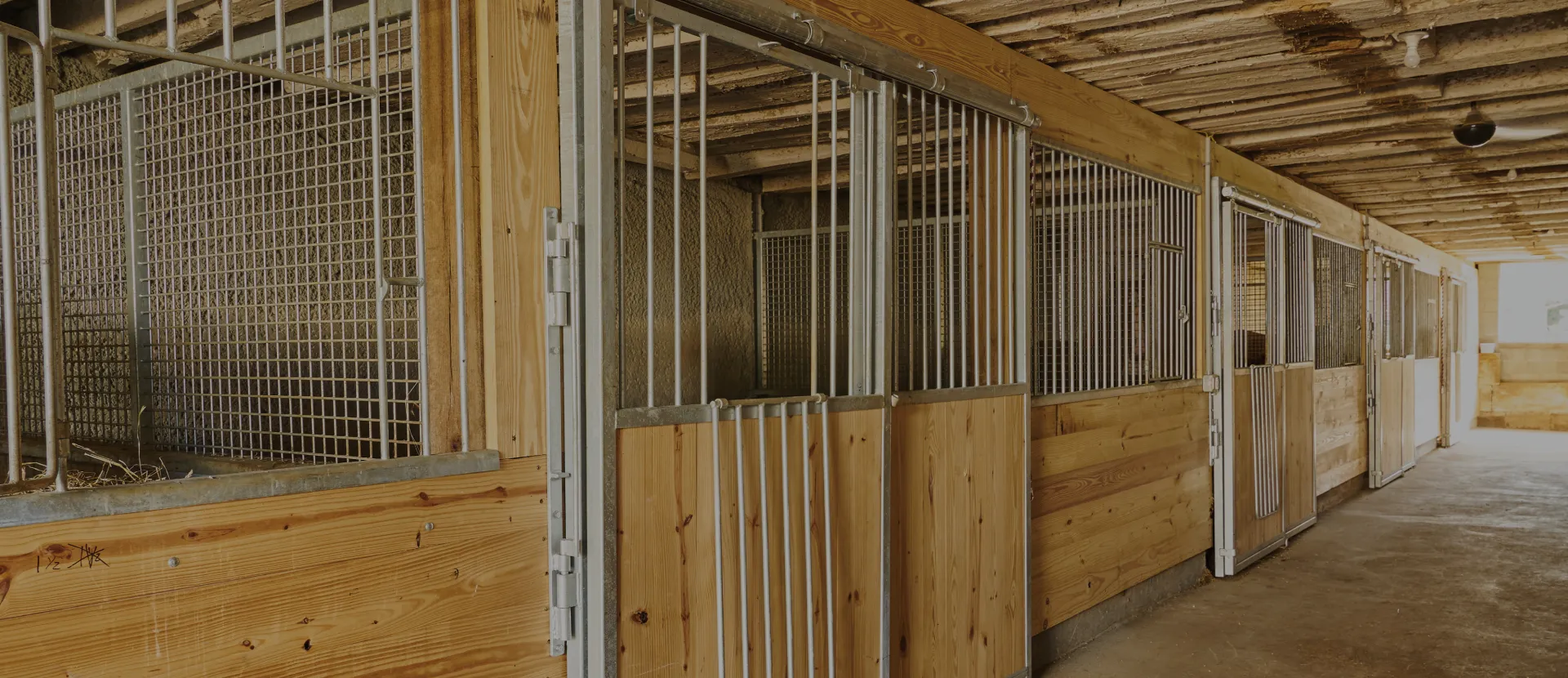 des eck welding wooden and metal stalls