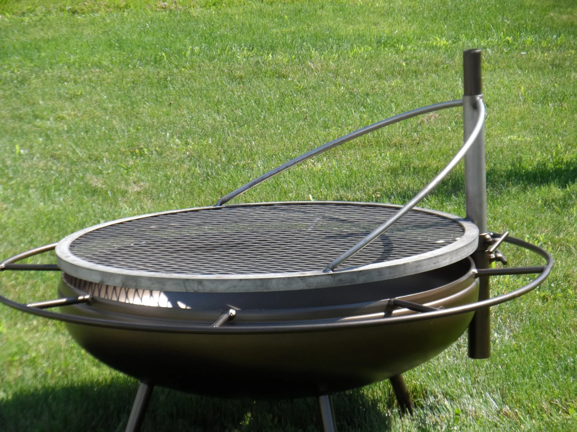 des eck welding bbq grill in grass