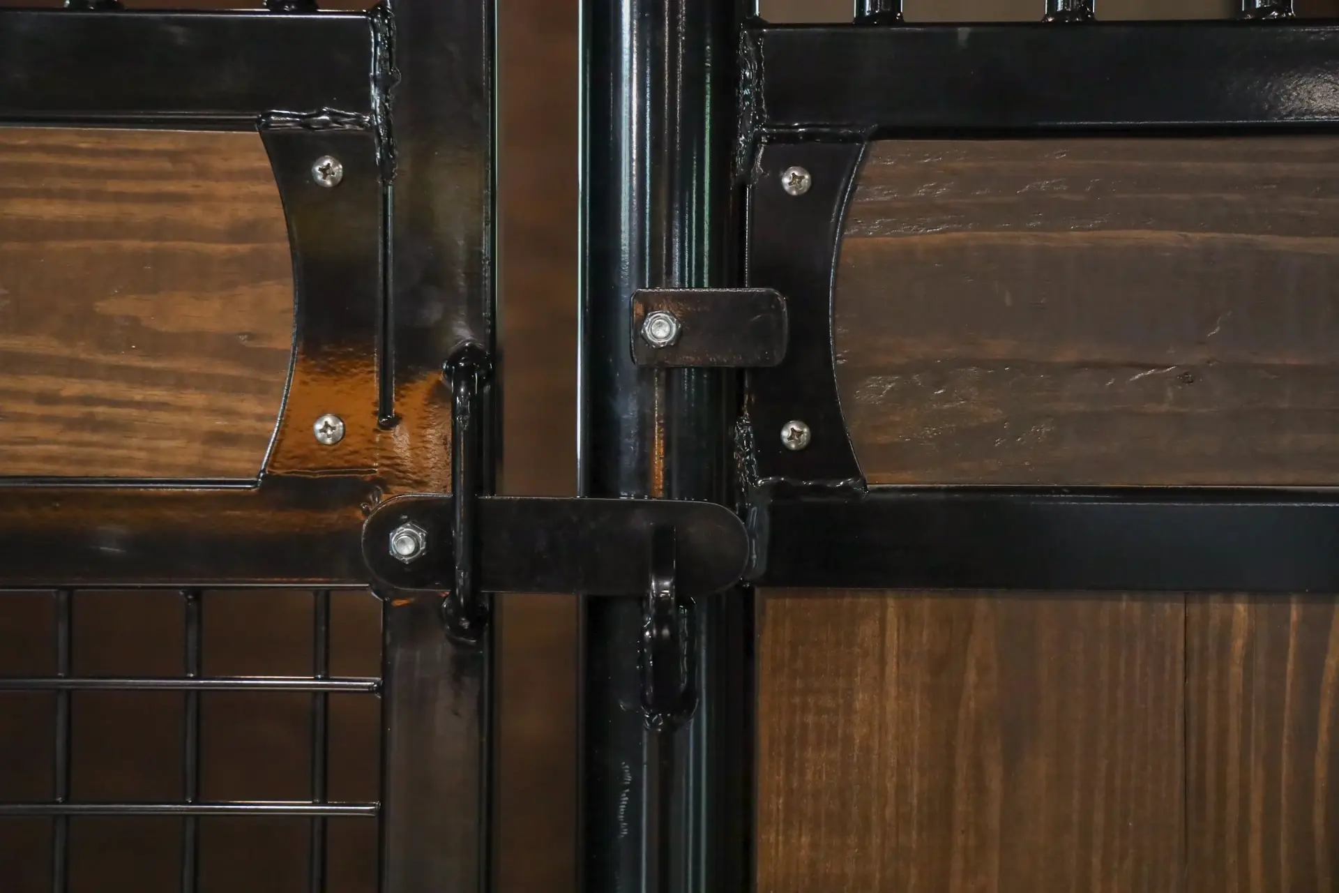 rousch barn close up of stall gate latch