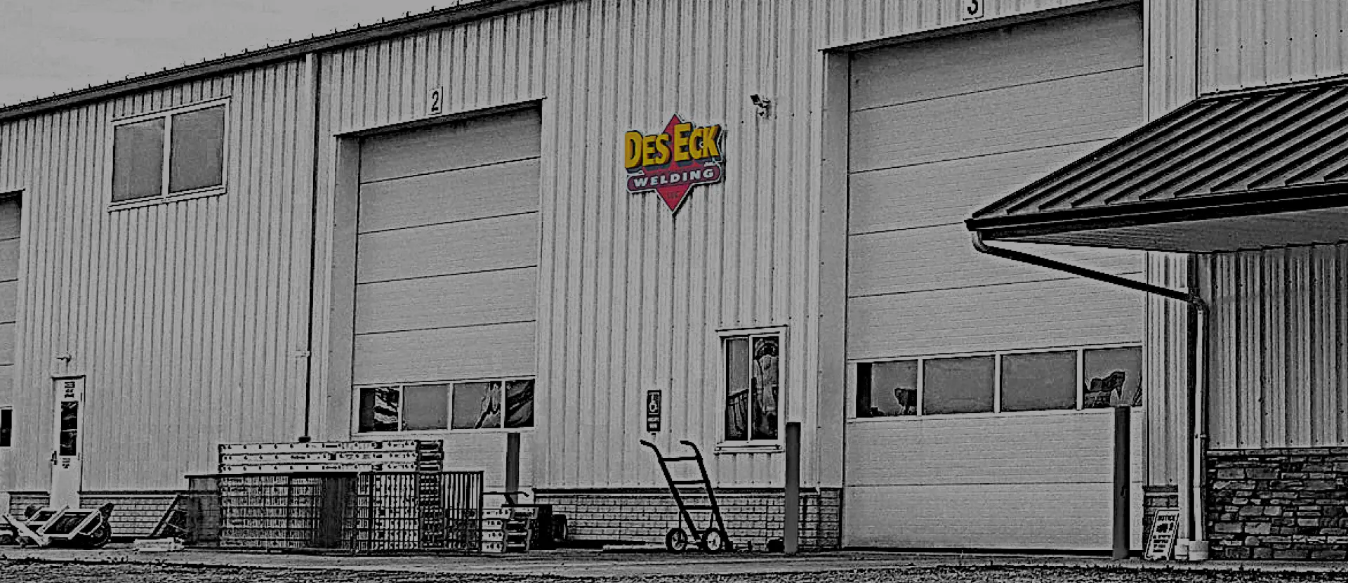 colored des eck logo on building zoomed