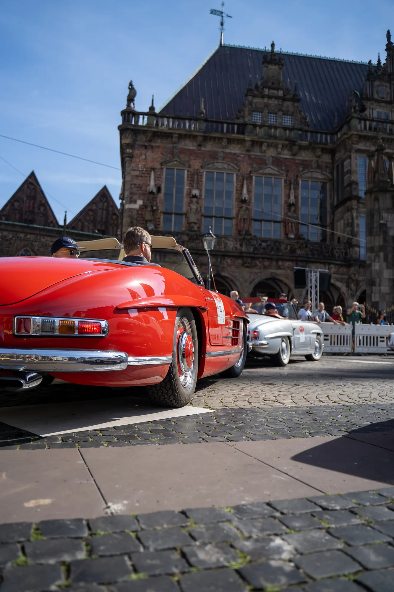Roter Oldtimer vor dem Bremer Rathaus bei den BOC 2024.