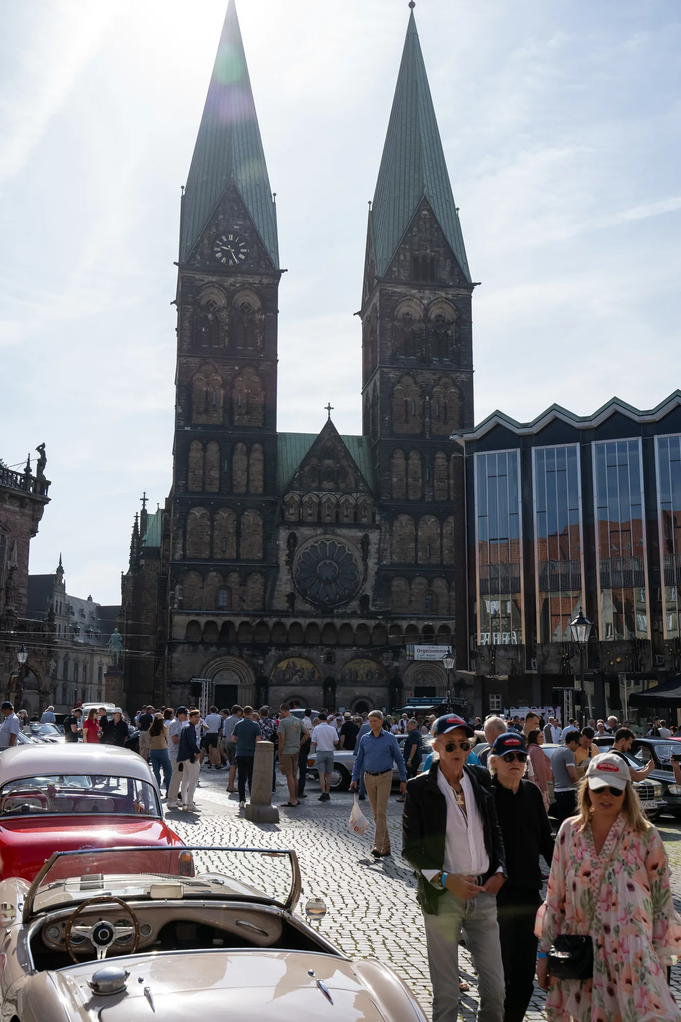 Oldtimer und Besucher auf dem Marktplatz vor dem Bremer Dom bei den BOC 2024.