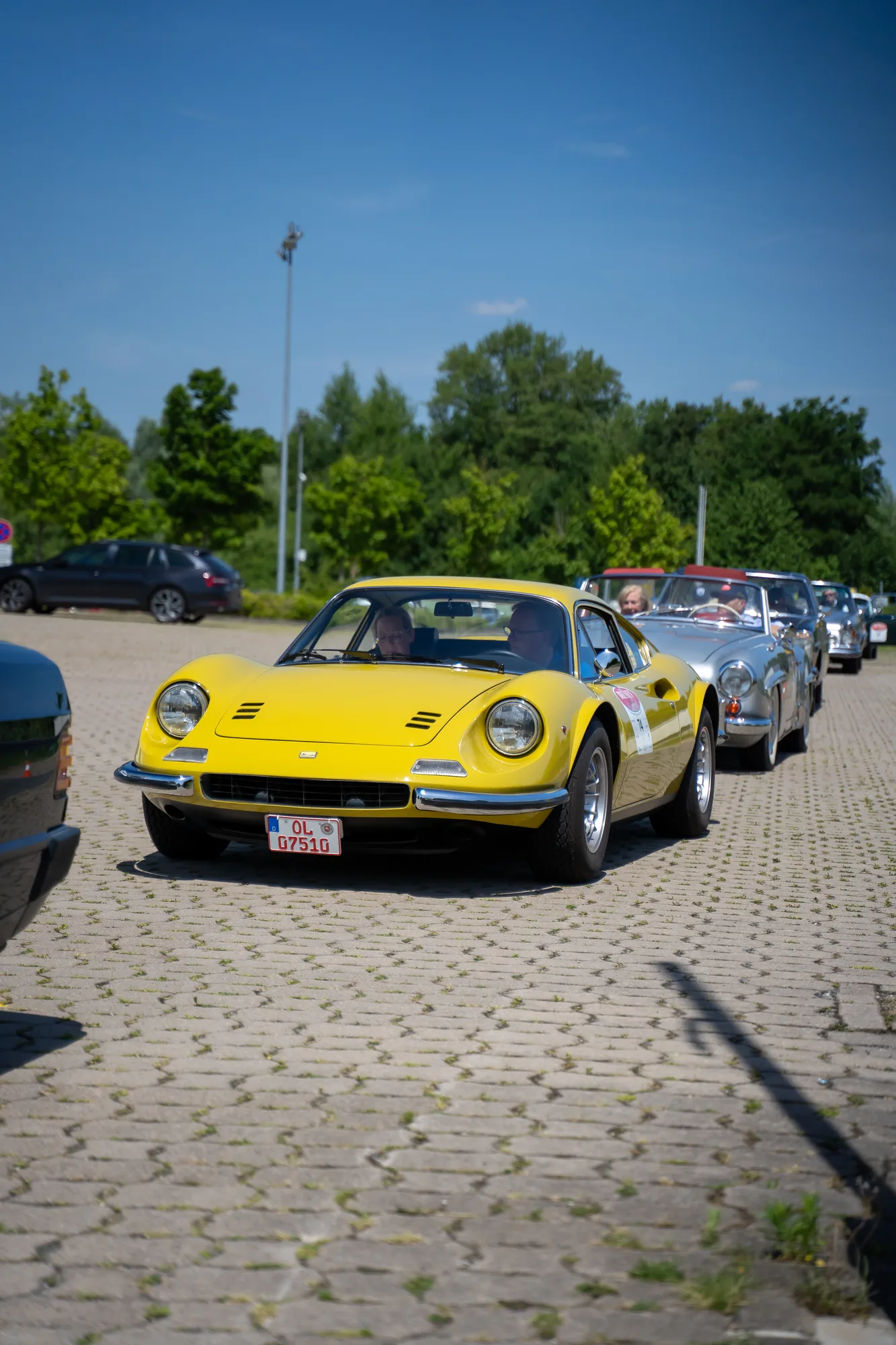 Gelber Sportwagen an der Spitze einer Oldtimer-Reihe bei den BOC 2024.